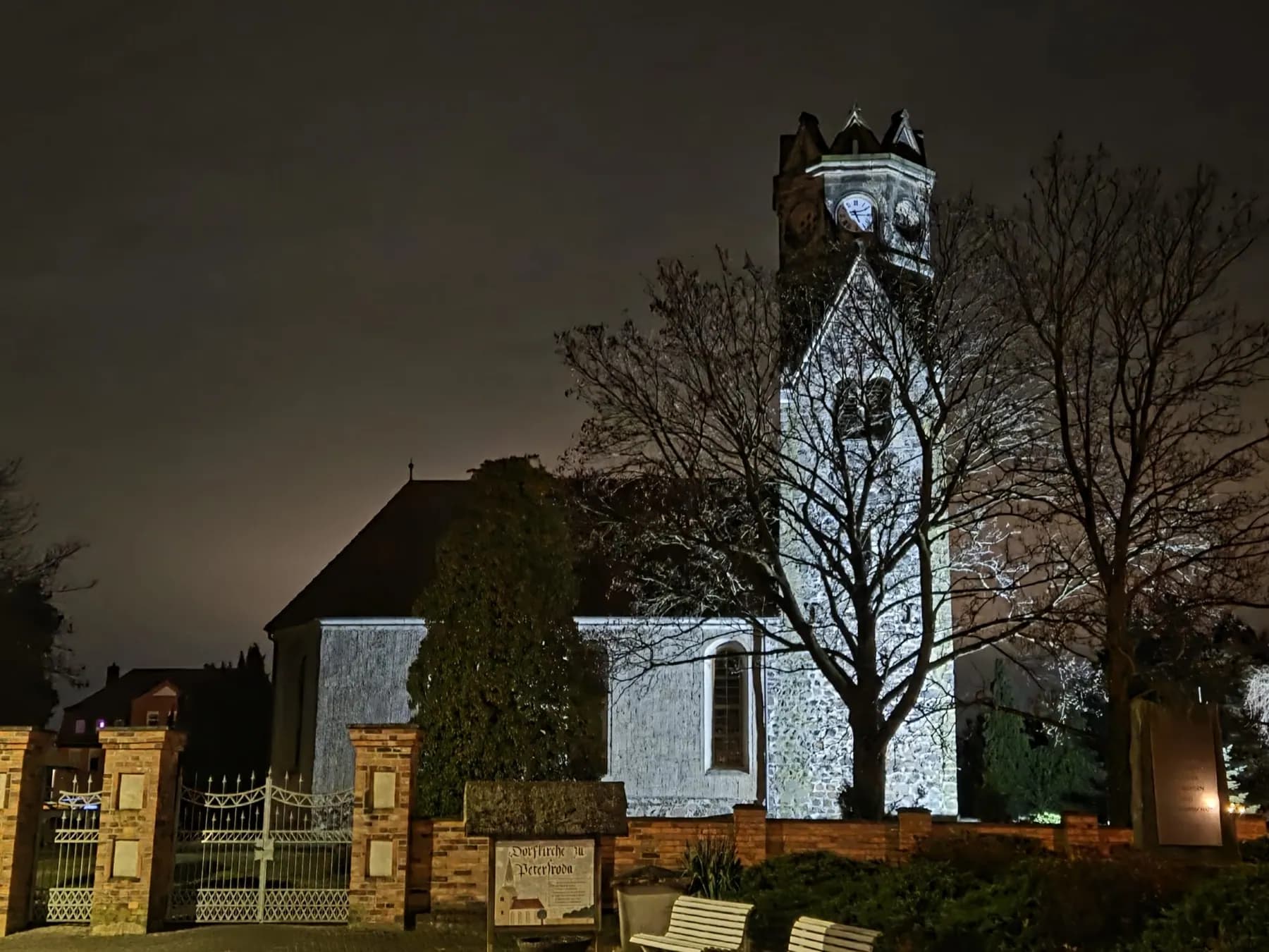 Kirche Petersroda bei Nacht